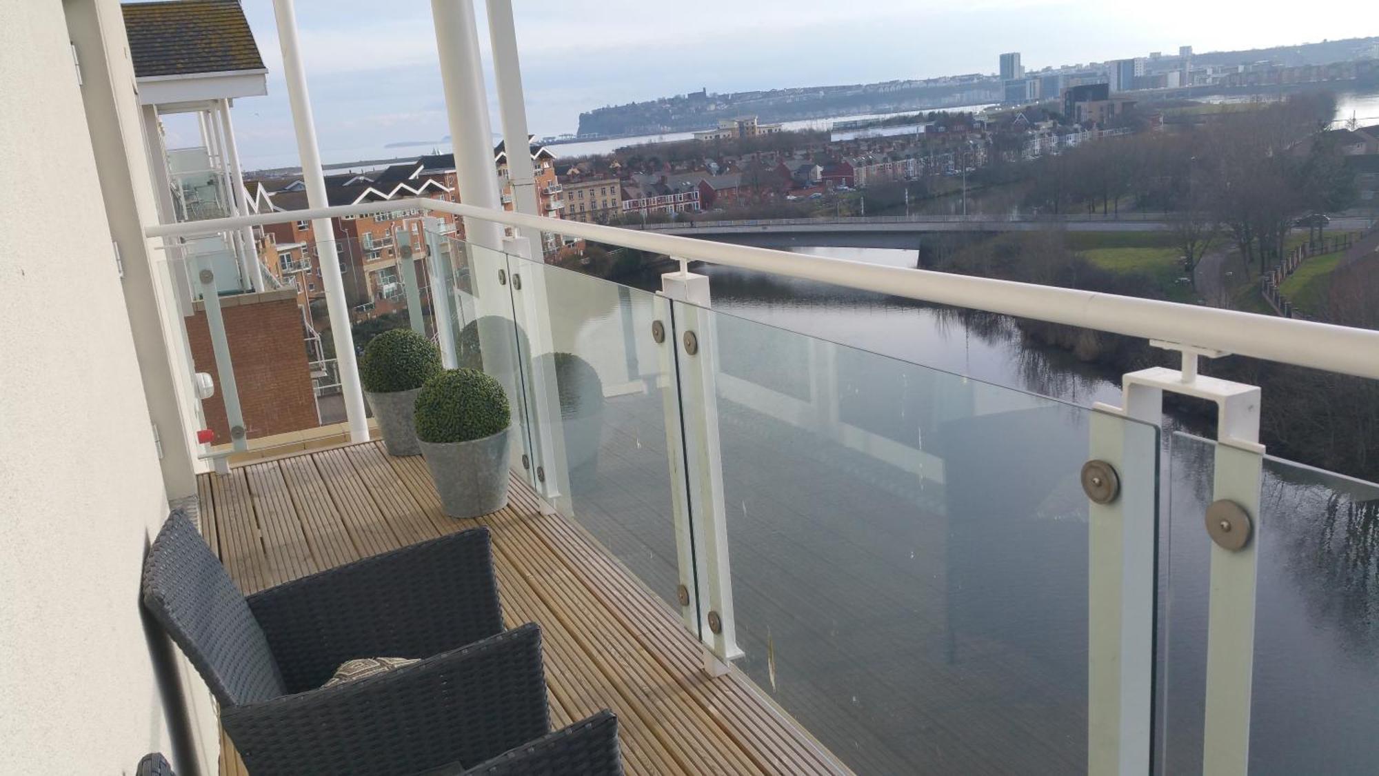 Century Wharf Apartments By Urban Space Cardiff Eksteriør billede